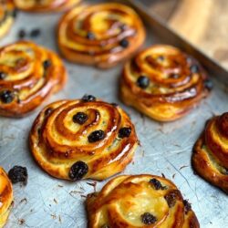 Mini Rollos de Crema Pastelera y Pasas 150und